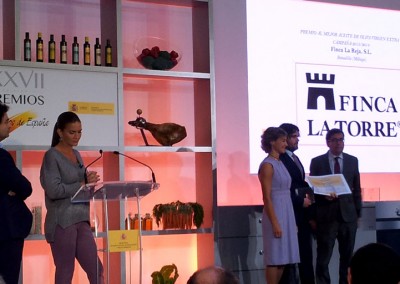 Momento de la entrega del Premio al Mejor AOVE Campaña 2014 a Finca La Torre