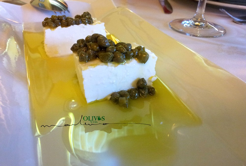 Queso fresco de cabra, alcaparras y AOVE (Aceite de Oliva Virgen Extra) de Arbequina