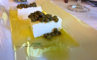 Queso fresco de cabra, alcaparras y AOVE (Aceite de Oliva Virgen Extra) de Arbequina